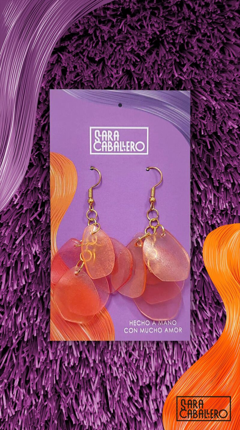 <strong>Pendientes Pétalos de color,</strong> 2024.